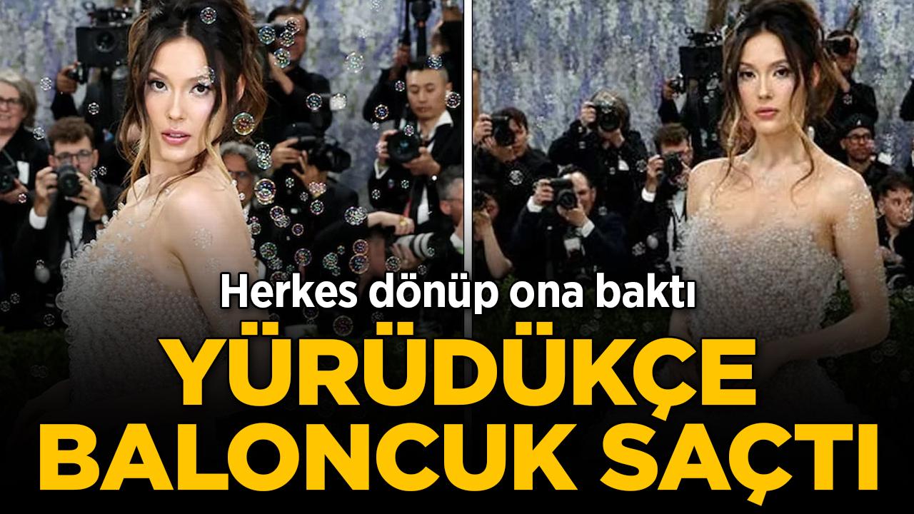 Yürüdükçe baloncuk saçtı! Herkes dönüp ona baktı